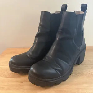 Steve Madden Amulet AMUL01S1‎ Women's Size 7.5 Lug Sole Boots Black Chelsea thumbnail 2