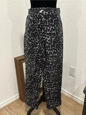 Isaac Mizrahi Leopard-Print Wide Leg Pants in Black & Gray thumbnail 3