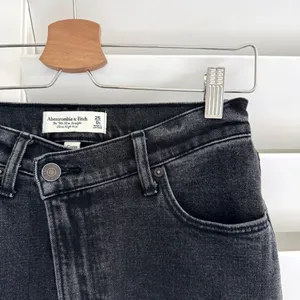 Abercrombie Fitch Curve Love 90’s Slim Straight Ultra High Rise Jeans 25/0 Short thumbnail 10