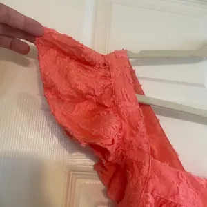 By Anthropologie Amber Tank Top Coral Ruffle Criss-Cross Straps Textured size XL thumbnail 4