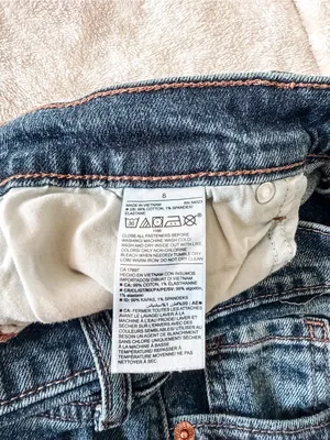 Old Navy Mid Rise Boyfriend Jeans Size 8 Medium Wash Raw Hem Cropped thumbnail 6