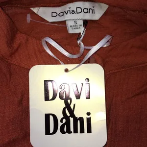 Davi & Dani Button Up Twisted Front Shirt w/Longer Back & Sleeves in Rust Size S thumbnail 9
