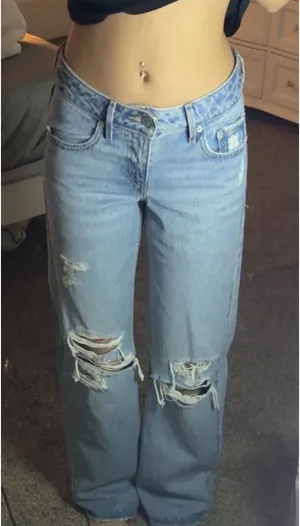 Levi’s Low-Rise Jeans thumbnail 1