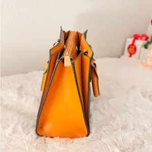 Michael Kors Leather Messenger‎ Crossbody Handbag EUC thumbnail 6