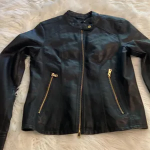 Baccini Faux Leather Black Women's Jacket size S excellent condition length 23” thumbnail 9