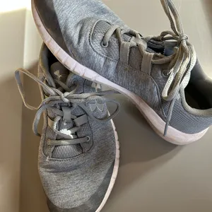 Under Armour Women’s size 8.5 Light Gray Running Sneakers thumbnail 2