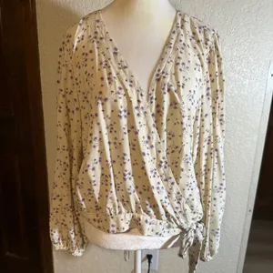 American Eagle Wrap Top Womens XL Cream Purple Floral Long Sleeve Viscose Blouse thumbnail 3