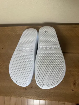 Adidas Adilette Aqua Slides in Cloud White and Platinum Metallic Size 7 thumbnail 4