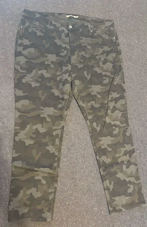 Levi’s’ 311 Shaping Skinny Camo pants woman’s size 24 EUC thumbnail 1