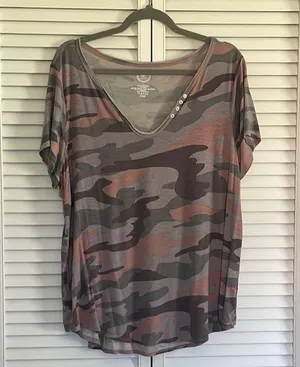 Maurice’s Camo V-Neck Women 1x Top EUC thumbnail 1