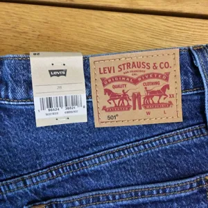 NWT Levi’s 501 Jean shorts 28 button-fly medium wash raw hem thumbnail 3