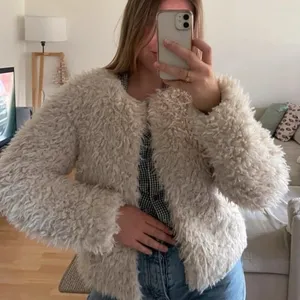 Cream Beige Fluffy Shaggy Open Front Faux Fur Cropped Jacket S thumbnail 2