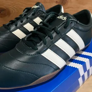 Adidas Women's Black and Navy Trainers thumbnail 2