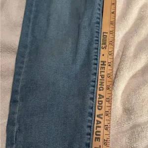 Signature by Levi Strauss Boyfriend Jeans Women’s Size 8 W29 Light Wash Denim thumbnail 4
