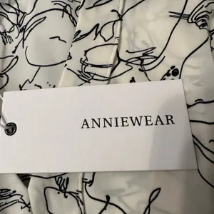 Anniewear Sketch Flower Midi Dress - NWT - Size XL Cream and Black Midi Dress thumbnail 9
