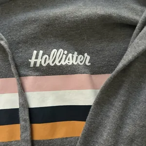 Women’s Hollister Cropped Sweatshirt Size Medium Hoodie thumbnail 3