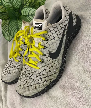 Nike Womens Metcon 4 Running Shoes Sneakers Size 11.5 thumbnail 1