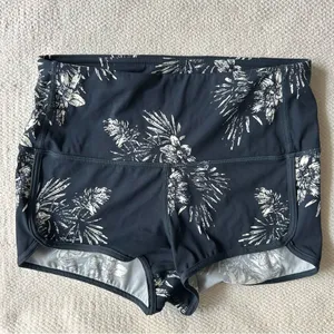 Vuori Navy Floral Activewear thumbnail 1