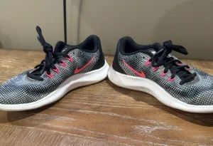 Black and Pink Nike Shoes thumbnail 2