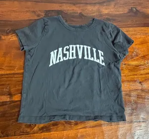 Hollister Nashville Graphic Crop Women's‎ Size Small Charcoal Gray Short Sleeve thumbnail 1