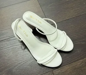 Shoe N Tale Women’s 9 White Heels thumbnail 1