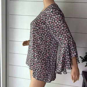 LC Lauren Conrad Ruffle Sleeve Split-Back Top Sz M thumbnail 4