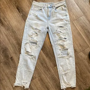 American Eagle Super Light Wash Distressed Mom Jeans Size 8 thumbnail 1