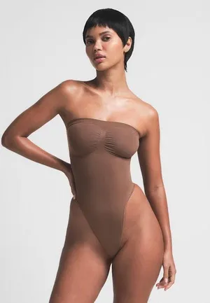 SKIMS Strapless Sculpting Bodysuit M thumbnail 6