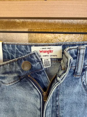 NEW Wrangler Women’s High Rise Rolled Hem Light Blue Denim Jorts/Shorts, Size 6 thumbnail 11