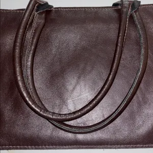 Source Unknown BROWN LEATHER VINTAGE HAND BAG DESIGN ON ONE SIDE ZIP MIDDLE POCKET INSIDE thumbnail 6
