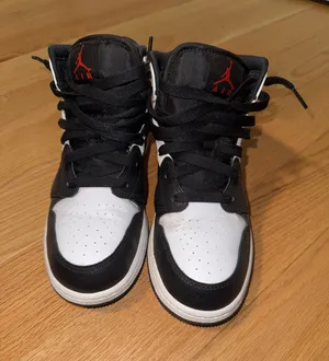 Black Red Nike Shoes thumbnail 1