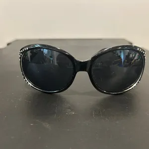Elegant Black Sunglasses thumbnail 2