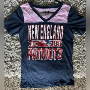 Size M Women’s NFL New England patriots navy Blue Pink v Neck thumbnail 1