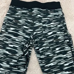 Nike dri fit women’s XS Capri length leggings thumbnail 3