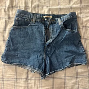 Levi’s High Waisted Mom Shorts – Size 30 thumbnail 1