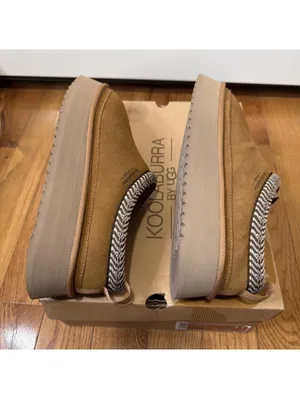 Size 11 US Women’s Koolaburra by UGG W Burree Platform Chestnut ( 2 LEFT SHOES) thumbnail 2