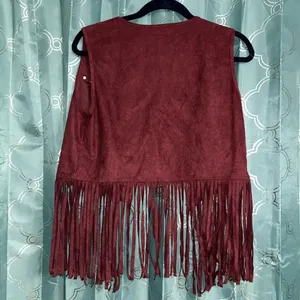 Meaveor Faux Suede Fringe Short Vest. EUC. Size Medium. Burgundy thumbnail 5