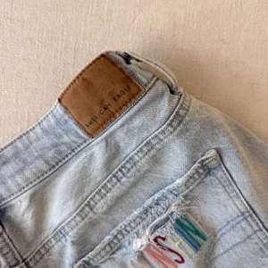 American Eagle Mom Short‎ Light Wash Distressed Rainbow Sunshine Denim Size 2 thumbnail 4