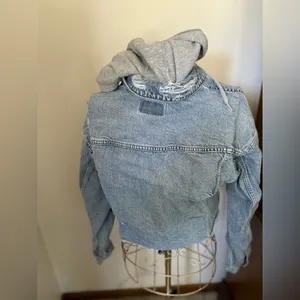 American Eagle Cropped Hooded Denim Jacket Distressed Raw Hem XS Light Wash thumbnail 11