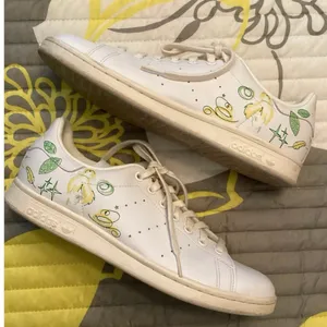 Disney x Adidas Stan Smith "Peter Pan & Tinkerbell" sneaker sz 9 thumbnail 2