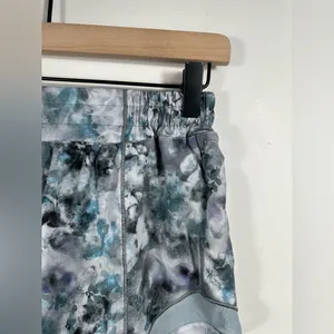 Lululemon Hotty Hot‎ Low-Rise Lined Short 4” Kaleidofloral Blue Cast Size 4 Tall thumbnail 5