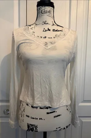 Cupshe White Lace-Trim V-Neck Long Sleeve Tee thumbnail 1