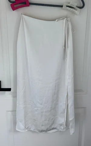 Aritzia Wilfred Elixir Satin Skirt in Light Birch thumbnail 1