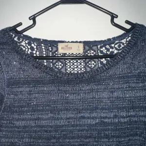 Women Hollister Navy Blue Sparkle Lace Back Sweater Size Small thumbnail 4