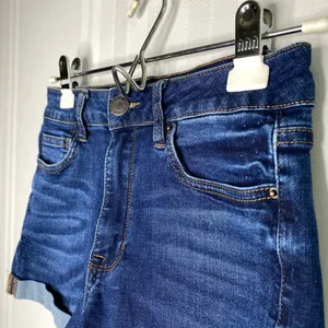 MIAMI High Rise Cuffed Hem Denim Jean Shorts Junior's Size 5 Blue Hi Waisted thumbnail 2