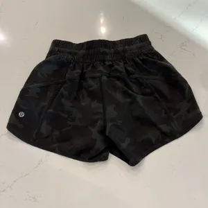 Lululemon Tracker Shorts in Green‎ Camo Size 4 thumbnail 3