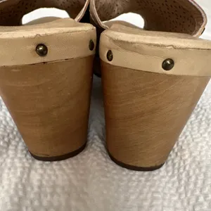 Women's Ugg Wooden Heel Tan Leather Peep Toe Laser Cut Clogs size 9 thumbnail 5