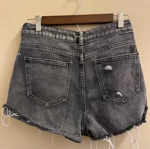 Pacsun Distressed Mom Shorts Raw Cut Hem Pockets Women’s Black Gray Sz 28 thumbnail 4