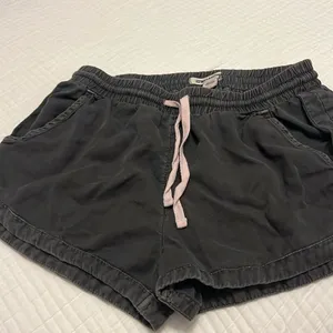 Gray/black shorts
Billabong
Small thumbnail 1