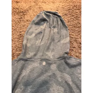 Yogalicious Gray Camo Cropped‎ Hoodie Lightweight Athleisure Women's Medium NWOT thumbnail 5